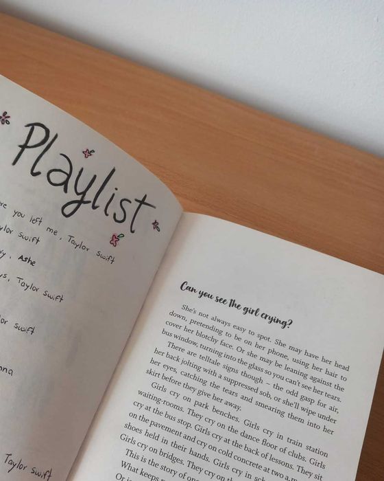 Livro "The places I´ve cried in public", Holly Bourne, em inglês