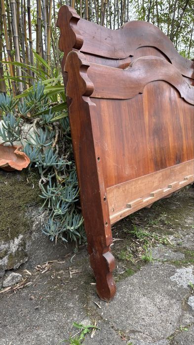 Duas pecas em madeira para cama