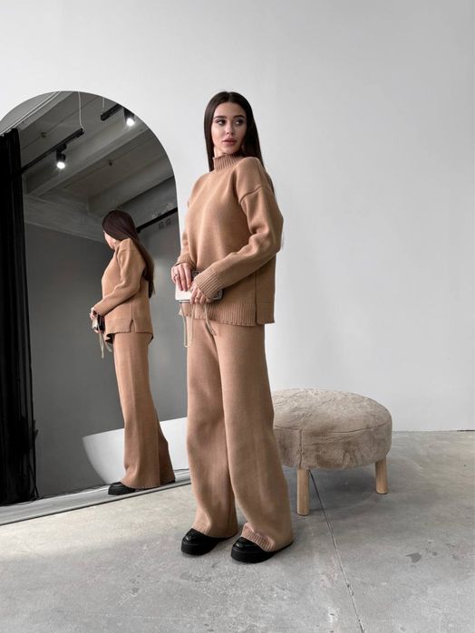 Теплий вязаний жіночий костюм з прямими штанами