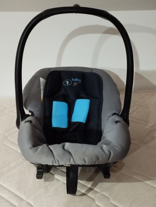 Carrinho de bebe com ovo de bebe