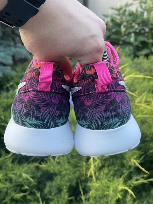 Кросівки для бігу Nike Girls Roshe Run Green Pink 677784-602