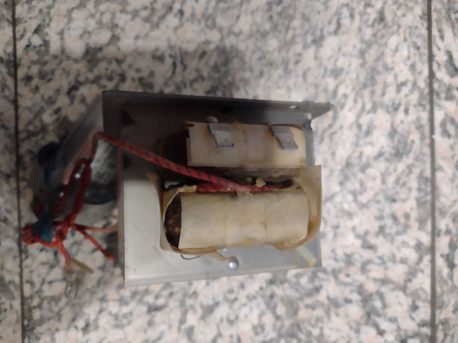 Transformator z mikrofali