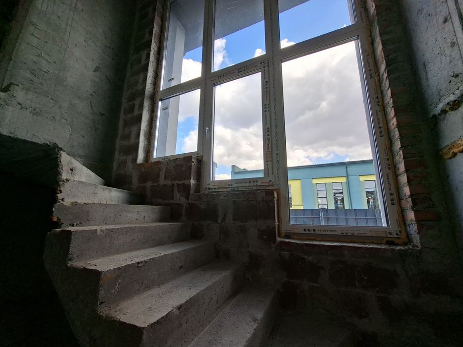 Продаж котеджу з міськими комунікаціями і енергонезалежностю