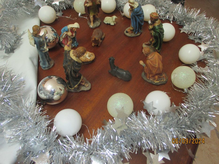 Figuras do presépio e alguns enfeites natalícios