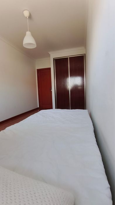 Quarto de solteiro para arrendar