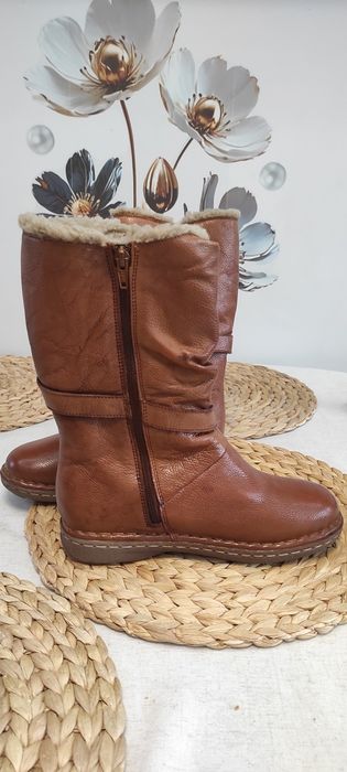 Kozaki firmy Lotus r.38 skórzane 
Długość 24.5 cm
SKÓRA NATURALNA 
Na jednym bucie delikatne plamki 
Brak pudełka 
Szybka wysyłka