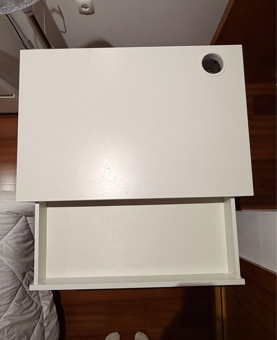 Secretária em ótimo estado