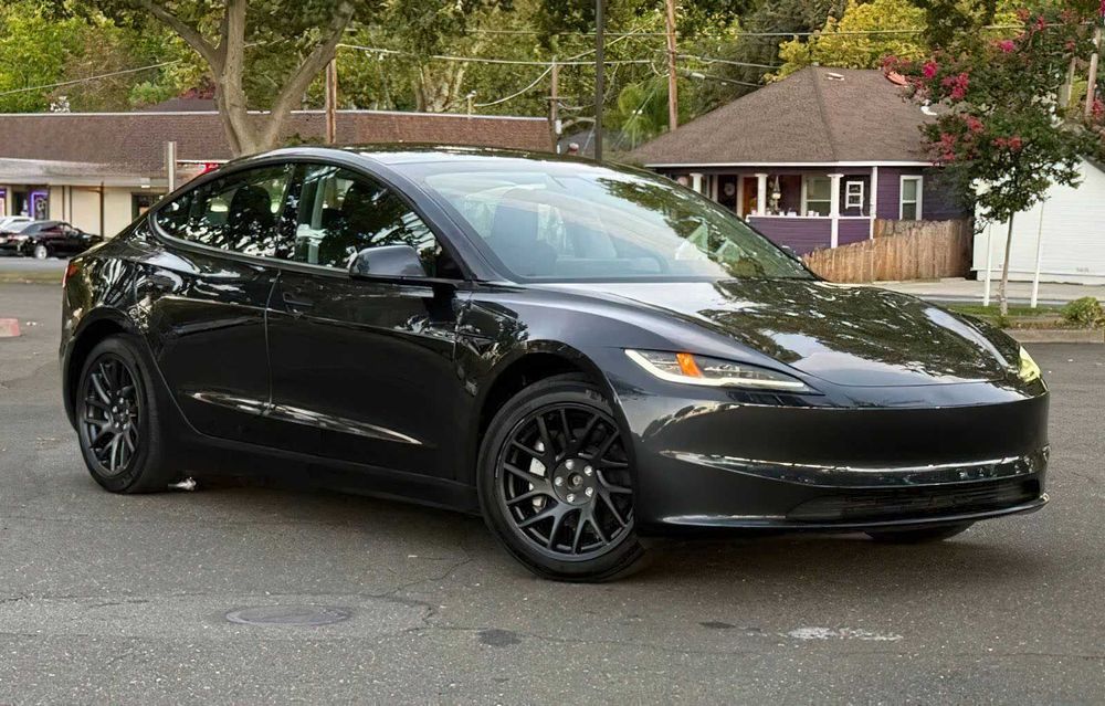 Tesla Model 3 Long Range      2024