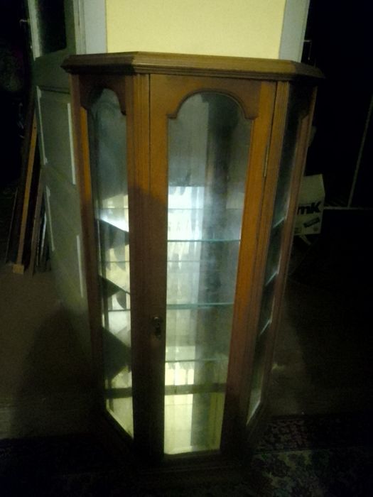 Vitrine com espelhos e prateleiras