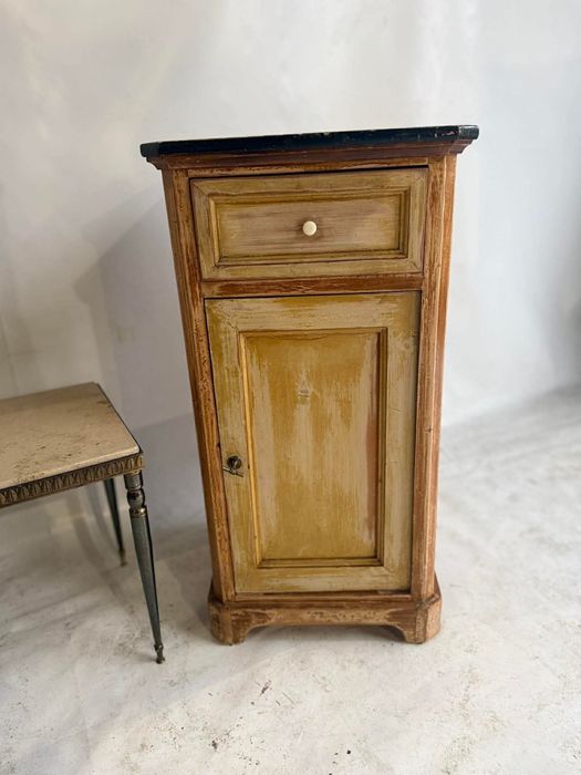 Komoda różne drobiazgi