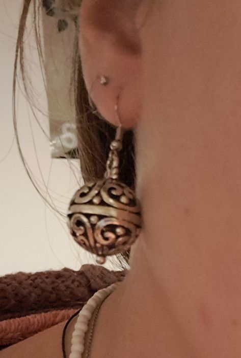 Brincos Esfera  – Elegância e Charme em Cada Detalhe