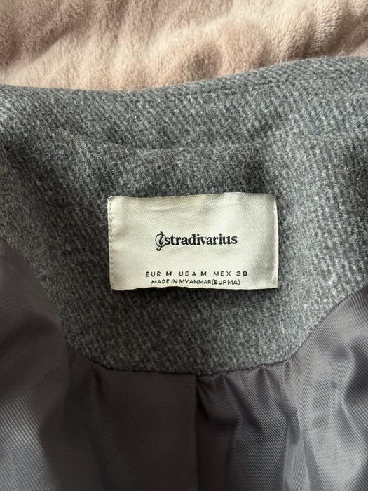 Сіре пальто Stradivarius