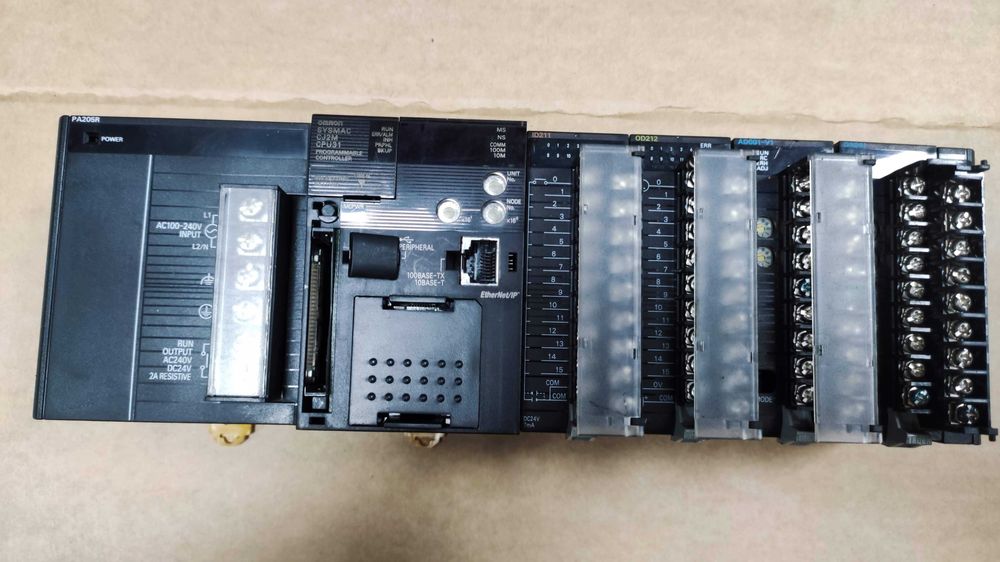 CJ2M OMRONControlador lógico  tipo Pulso, comunicación Ethe