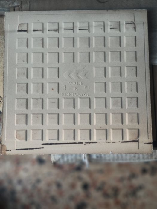 Azulejos brancos malhados e castanho