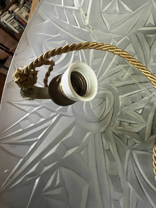 Candeeiro antigo com cordões em sirgaria e taça de vidro translucido