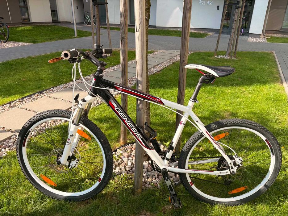 Rower górski (MTB) biało czarny z czerwonymi detalami