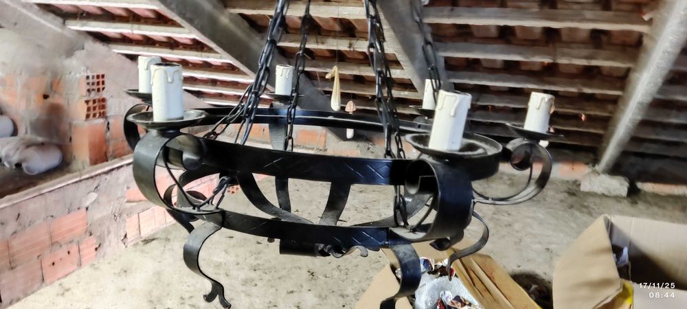 Candeiro em ferro forjado com seis velas