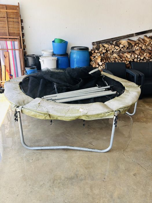 Trampolim de Jardim Infantil (Estrutura e Rede OK - Proteção a Trocar)