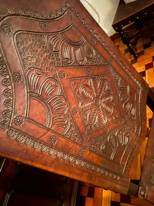Conjunto de mesa mais cadeiras antigas