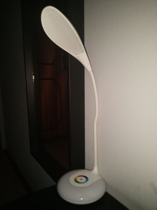 candeeiro com 3 modos de luz e com led