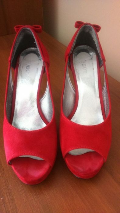 Czerwone buty na wysokim obcasie 36