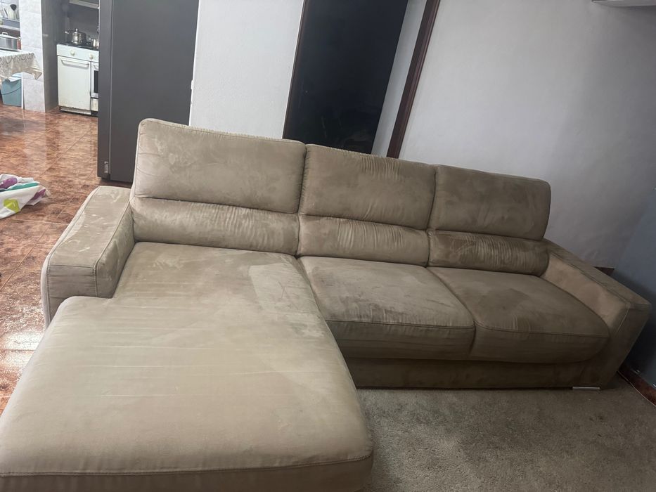 Sofá de cor bege