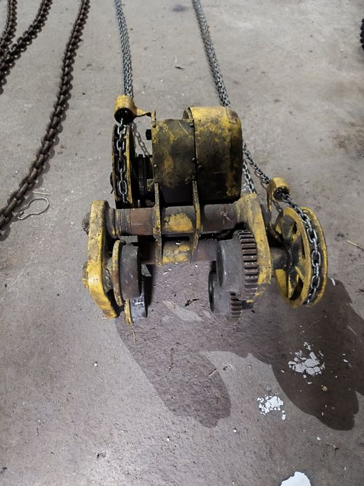 Sprzedam Wciagarkę łańcuchową z wózkiem 1600 kg.