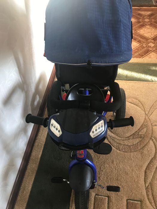 Дитячий велосипед синього кольору