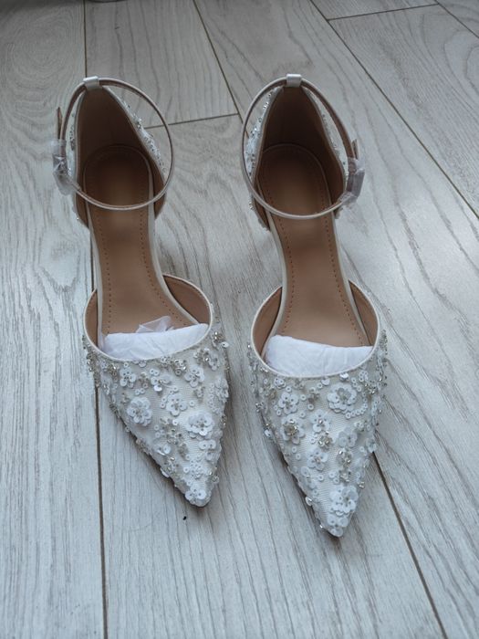 Продам весільні туфлі нові