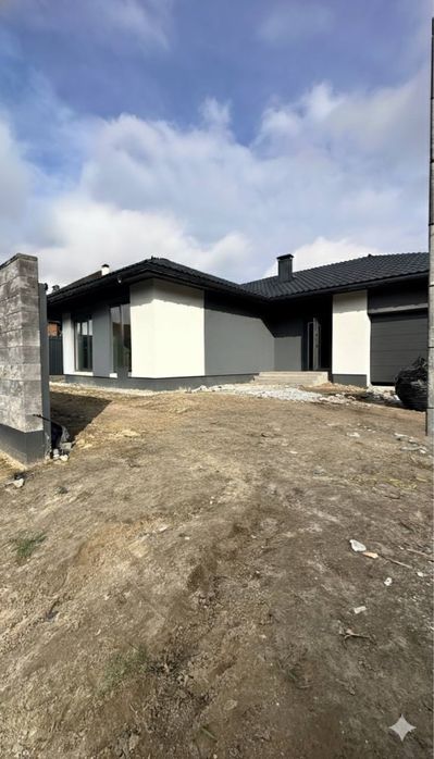 Чудовий будинок з гаражем біля лісу