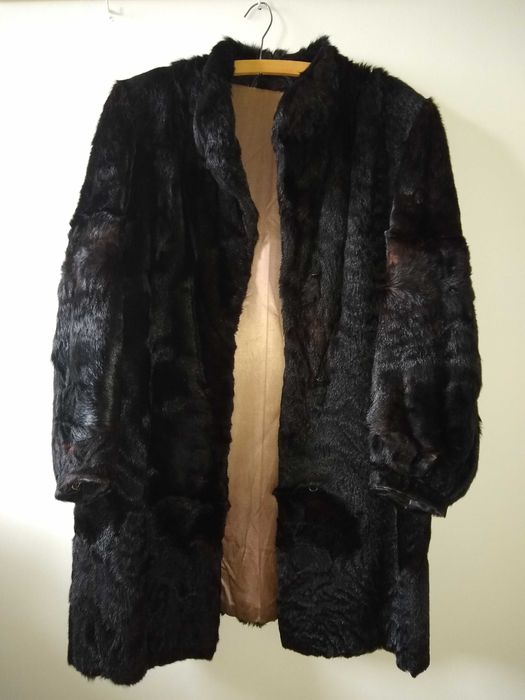 Damski płaszcz naturalne futro z kóz syberyjskich, koloru czarnego.