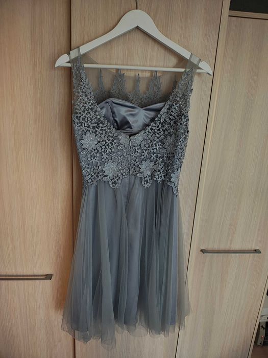 Elegancka sukienka z koronką i tiulem – srebrnoszara 34
