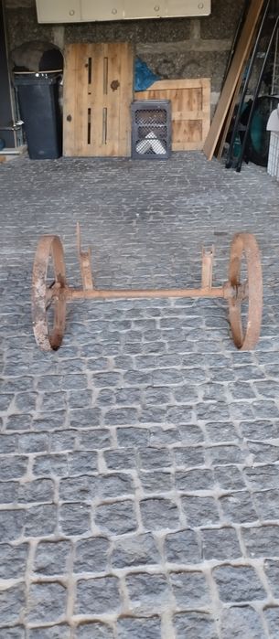 Eixo com duas rodas de carroça