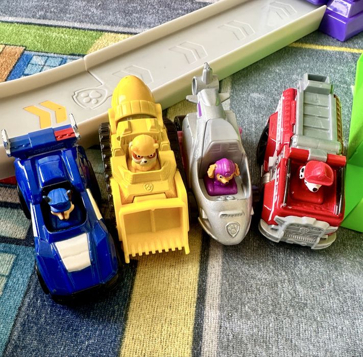 Zestaw uratujmy miasto + 4 autka