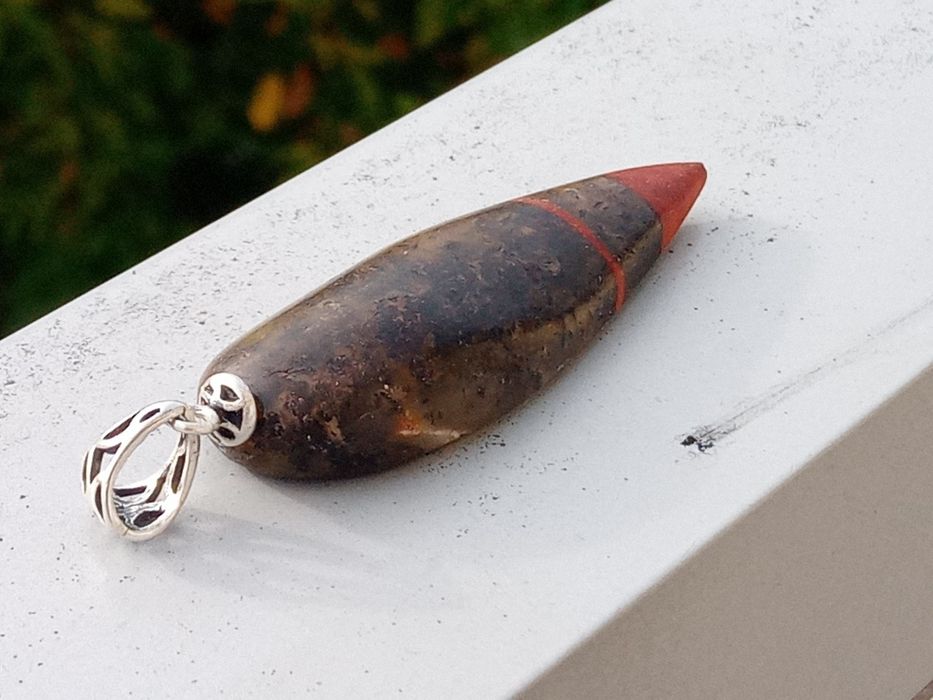 Zawieszaka z bursztynu i drewna mahon czerwony