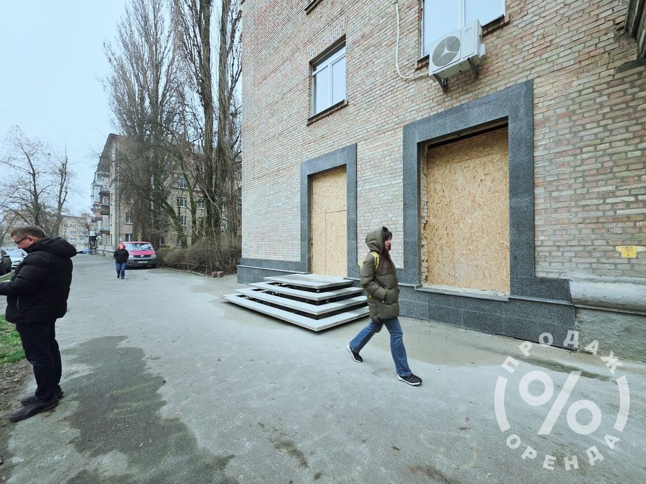 Печерськ, фасадне приміщення 54 м2, перший поверх, окремий вхід