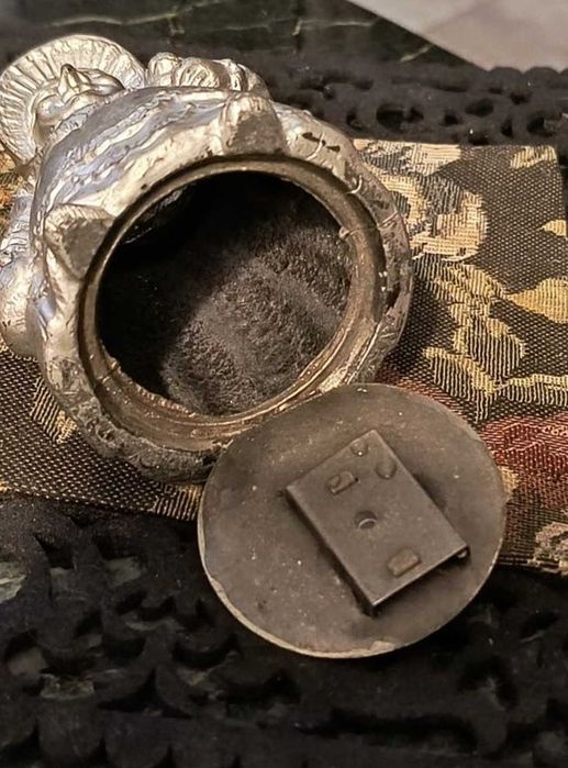 Zabytkowa skarbonka babuleńka otwierana metalowa