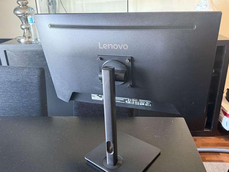 Monitor Lenovo 27’ 4K