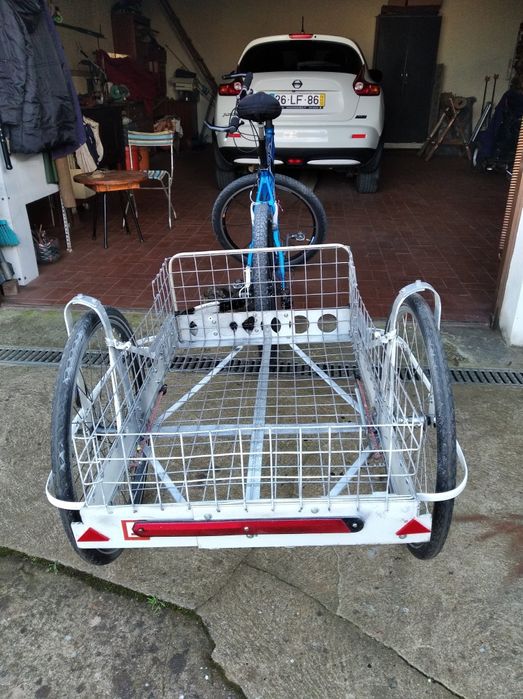 Reboque para bicicleta fixação latera não destabiliza o equilíbrio.