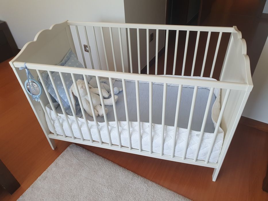 Berço/Cama IKEA SMÅGÖRA – Como novo, com colchão incluído!