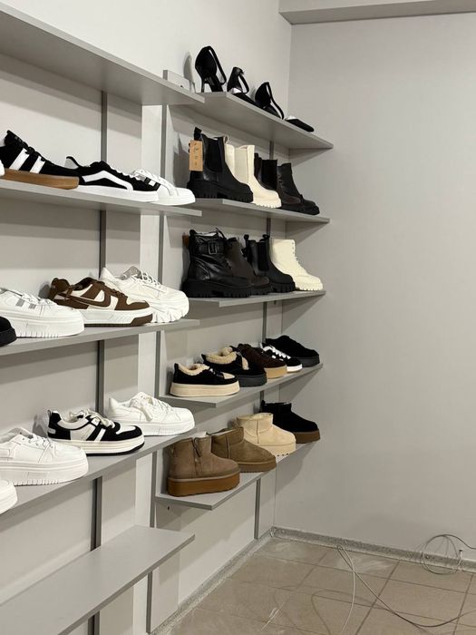 Полиці, полки, стелажи