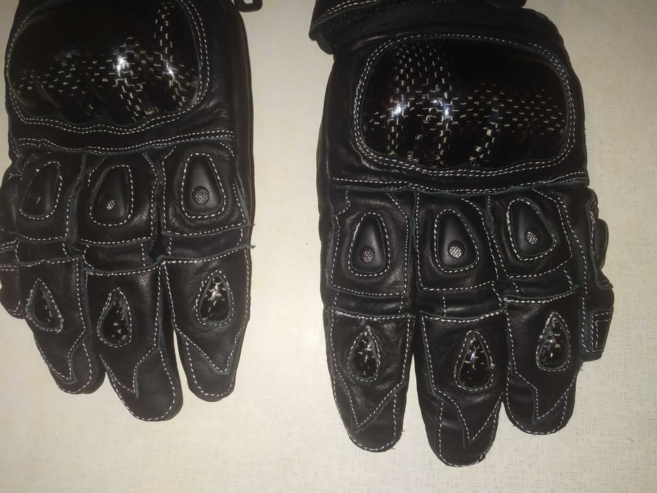 Мотоперчатки кожа с защитой суставов и пальцев.