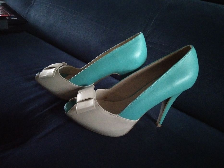 Szpilki centro turkus beż kokarda 37