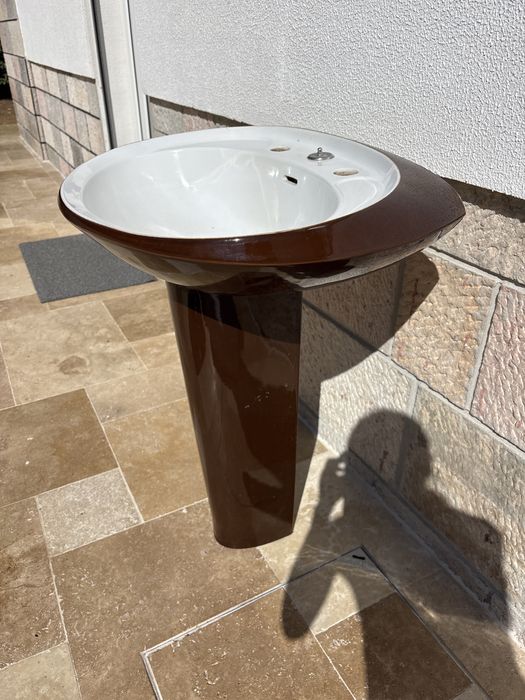 Lavatorio com pé castanho
