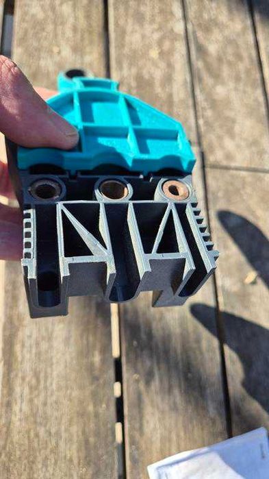 Fixador para furos verticais