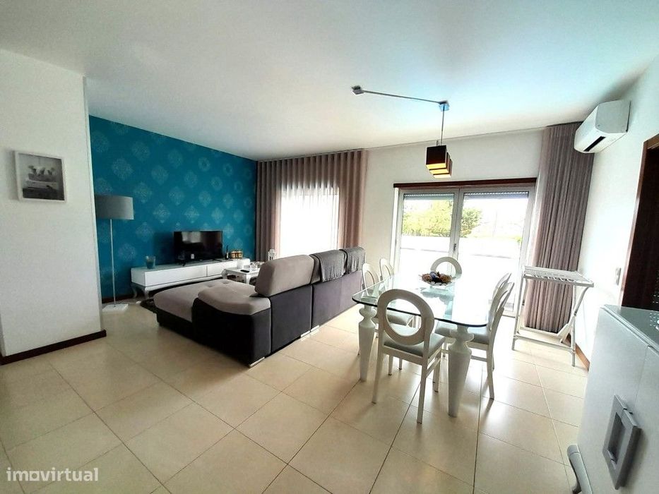 Apartamento T2 para arrendar ao ano, condomínio com piscina e lugar...