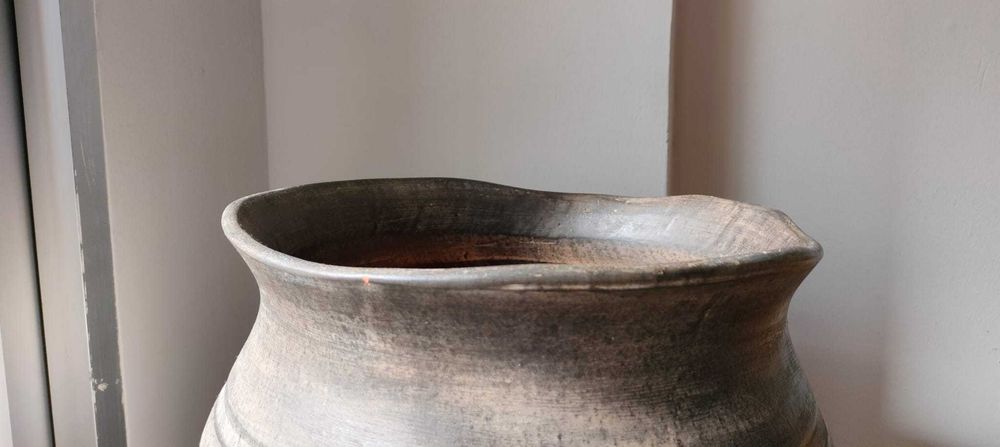 Jarrão em cerâmica, rústico. Textura e tons únicos.
