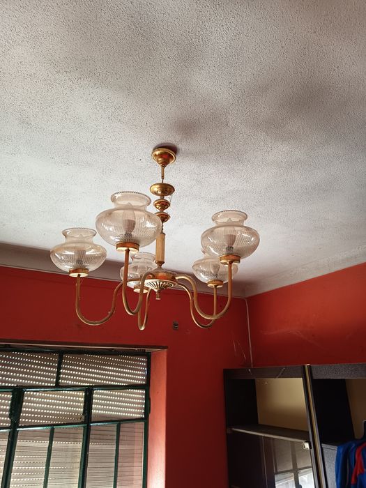 Candeeiro de tecto e mesa