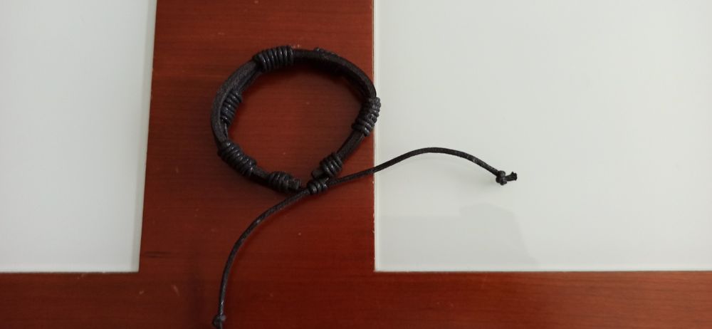 Pulseira de couro preta ajustável