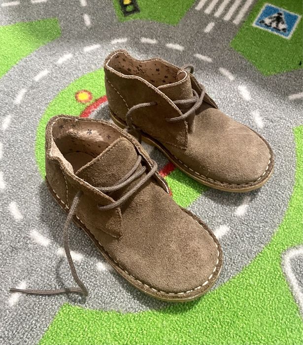 Botas de criança em pele